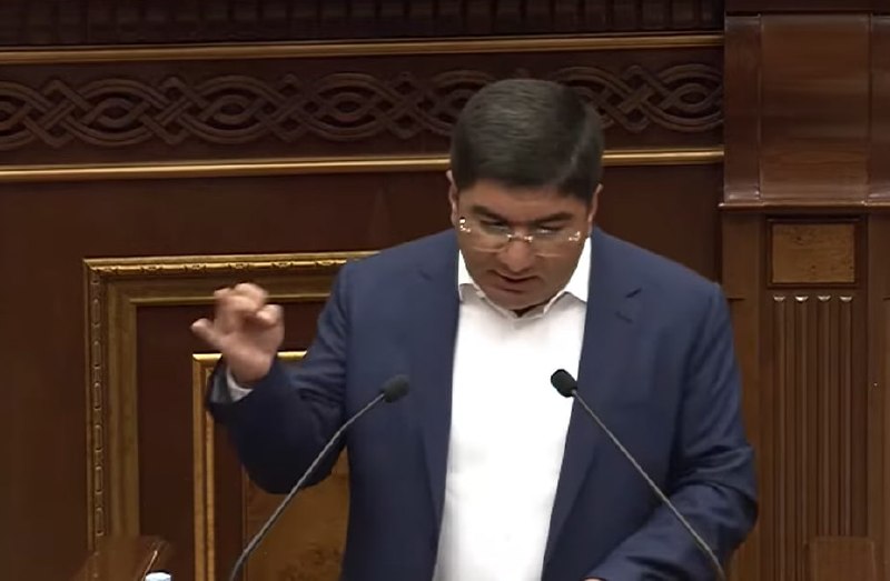 Выборы в Алаверди: кандидат от правящей партии выходит на трибуну