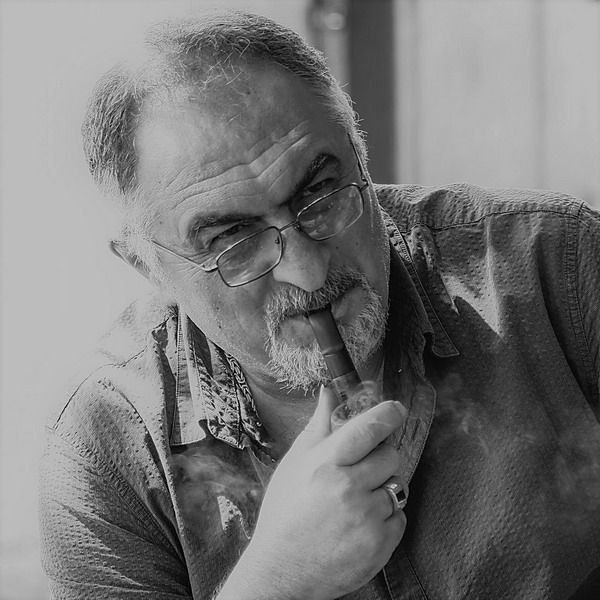 Певец Армен Мовсисян на фоне избирательной урны в Алаверди, Лори, выражающий поддержку кандидату