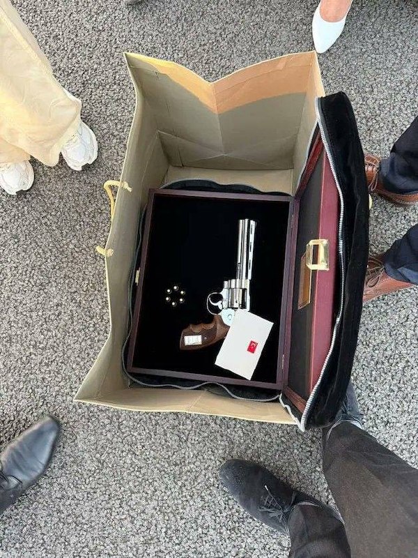 Премьер Бельгии нашёл в багаже подаренный Эрдоганом револьвер после саммита НАТО