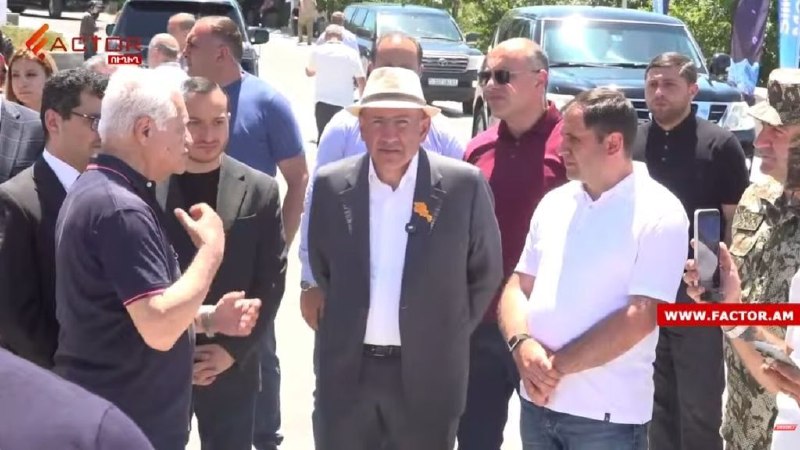 Никол Пашинян осматривает экспонаты на военно-пропромышленной выставке в СКК имени Карена Демирчяна в Ереване
