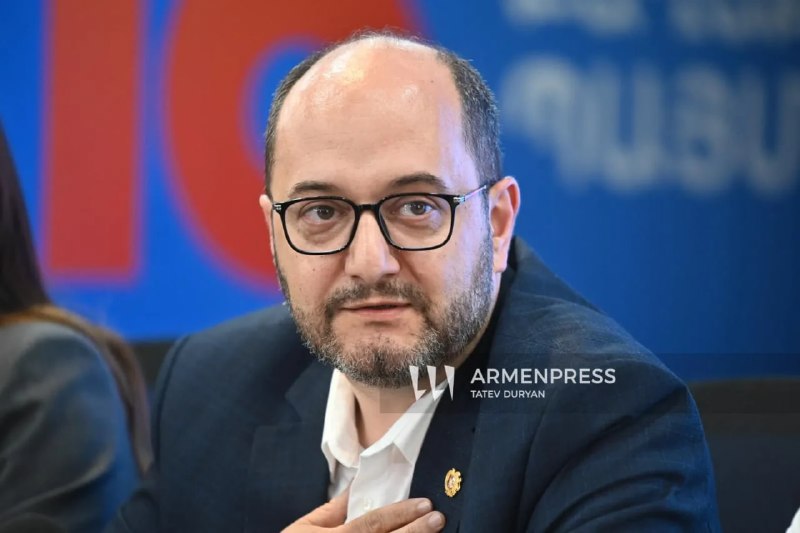 Араик Арутюнян на фоне здания правительства Армении, Ереван