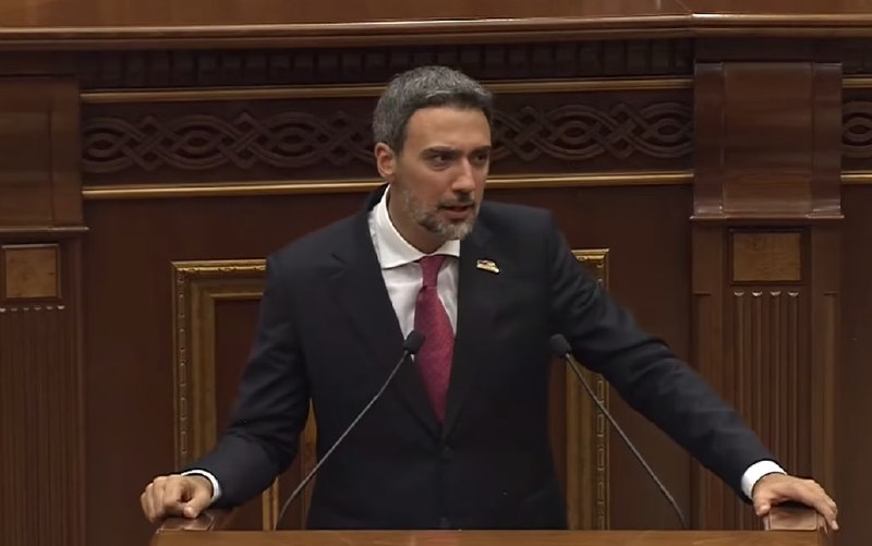 В парламенте Армении заметили легендарного актера вестернов — что известно