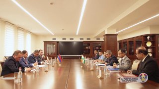 Министр обороны Армении Сурен Папикян принял секретаря обороны Индии в Ереване