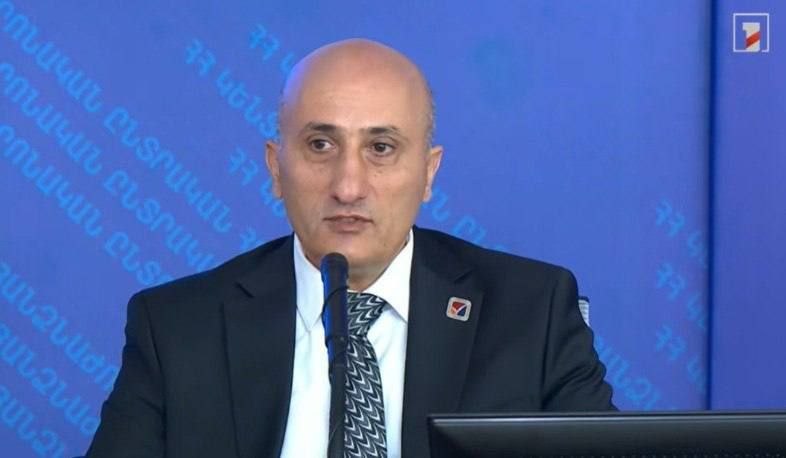 Председатель ЦИК Ваагн Овакимян выступает с предупреждением о правилах голосования на выборах в Алаверди.