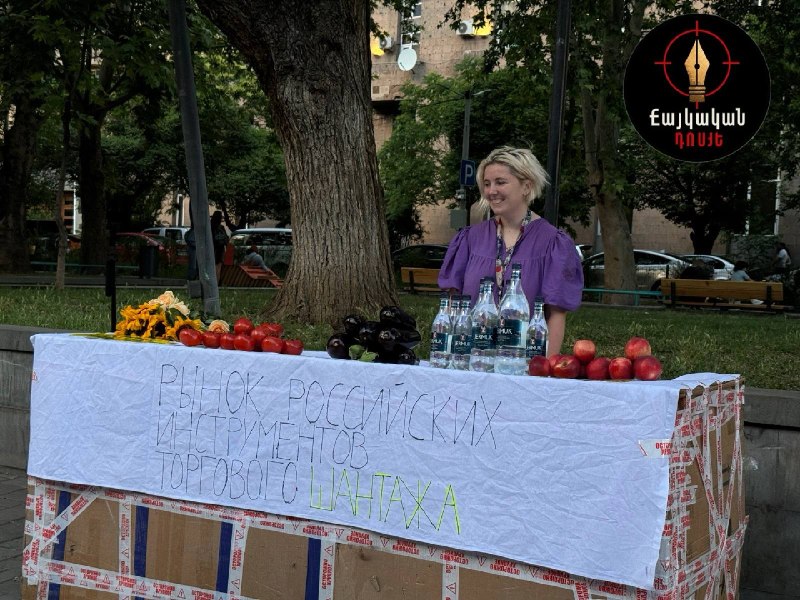 Активисты высмеяли «рынок шантажа» РФ перед выборами в Армении: инсталляция на Вернисаже
