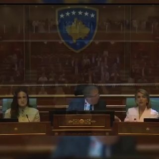 Депутат Косова забросал яйцами премьера Курти на заседании