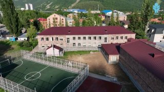 В Алаверди обсудили итоги ремонта школы в Джермуке в рамках программы «300 школ, 500 детских садов»