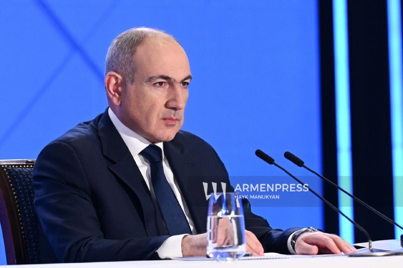 Никол Пашинян выступает с речью перед аудиторией в Алаверди