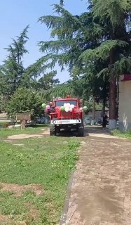 Никол Пашинян во время празднования Вардавара в Иджеване, обливание водой