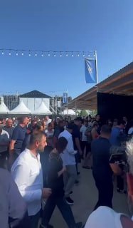 Никол Пашинян и Жанна Андреасян осматривают павильоны на фестивале Варчафест в Севане