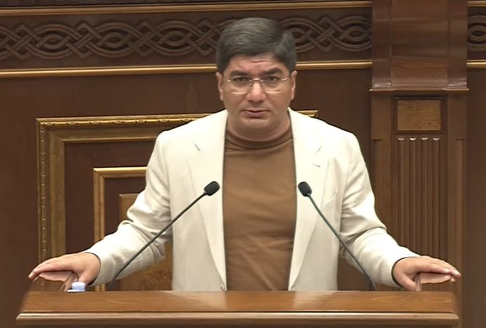 Бывший помощник Манвела Григоряна Месроп Манукян заседает в парламенте Армении в 2026 году