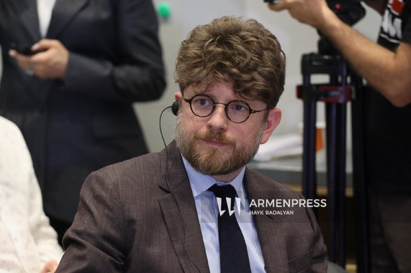 Посол Франции Оливье Декотиньи выступает на встрече с армянскими экспортерами в Алаверди