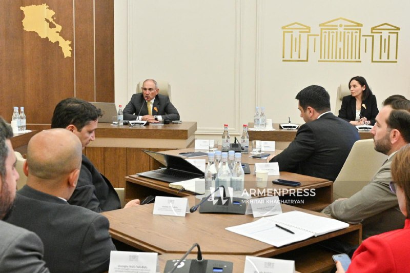 Никол Пашинян выступает в Национальном Собрании Армении, обсуждая мирное соглашение и проект TRIPP