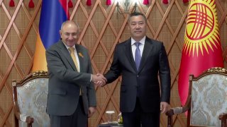 Никол Пашинян и Садыр Жапаров встретились в рамках международного форума